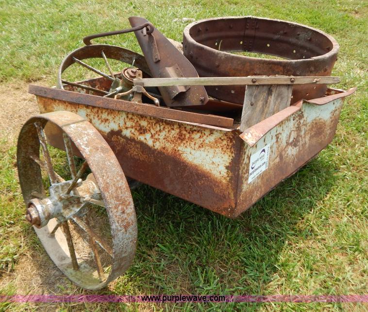 Antique pond scoop and two steel wagon wheels in Verona, MO Item