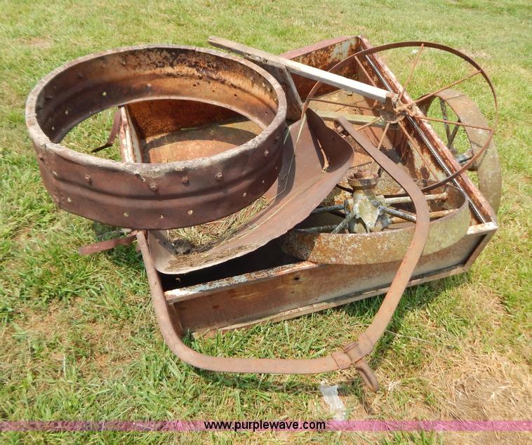 Antique pond scoop and two steel wagon wheels in Verona, MO Item