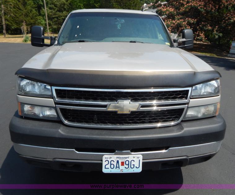image for item G9467 2006 Chevrolet Silverado 2500HD pickup truck