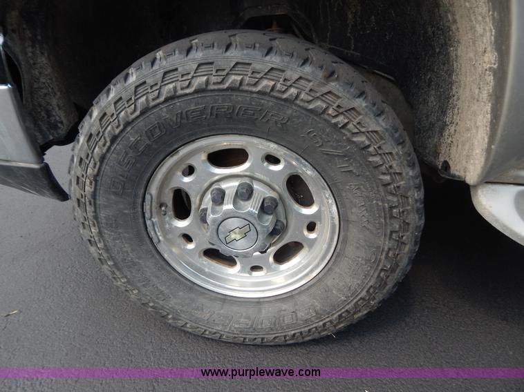 image for item G9467 2006 Chevrolet Silverado 2500HD pickup truck