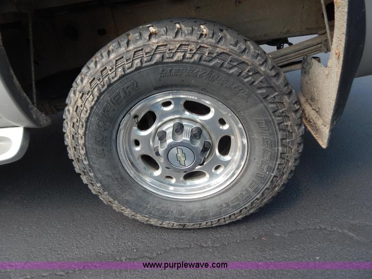 image for item G9467 2006 Chevrolet Silverado 2500HD pickup truck