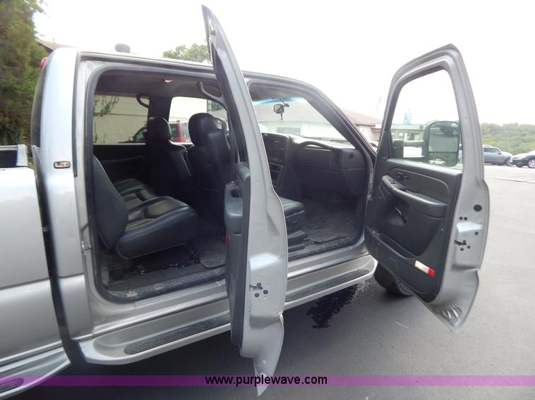 image for item G9467 2006 Chevrolet Silverado 2500HD pickup truck