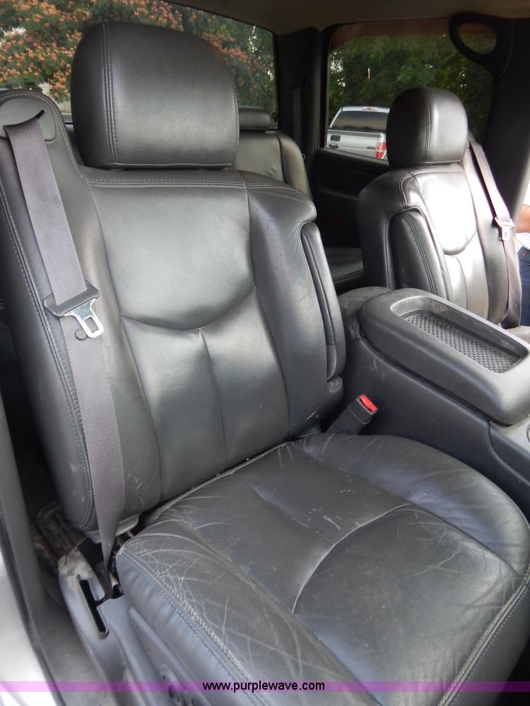 image for item G9467 2006 Chevrolet Silverado 2500HD pickup truck