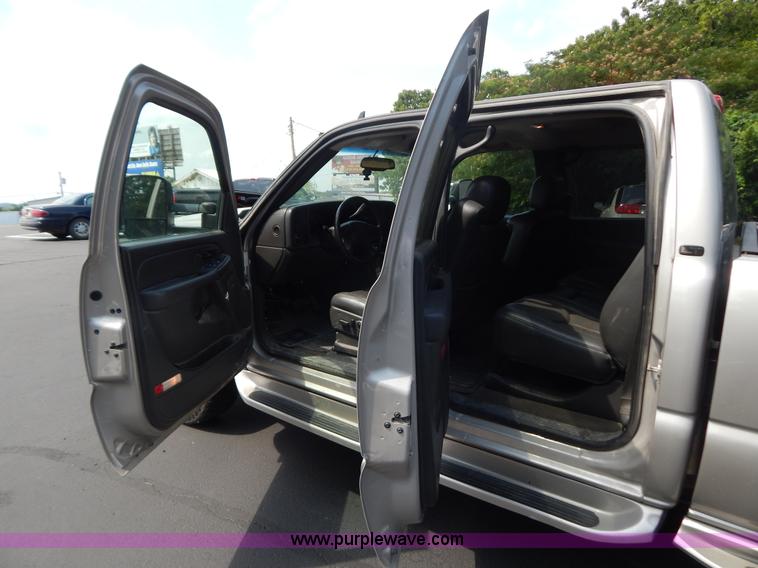 image for item G9467 2006 Chevrolet Silverado 2500HD pickup truck