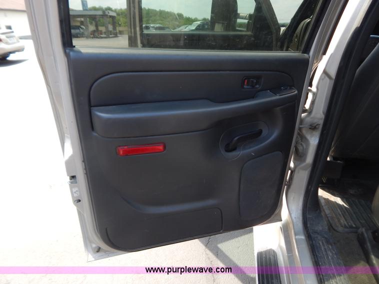 image for item G9467 2006 Chevrolet Silverado 2500HD pickup truck