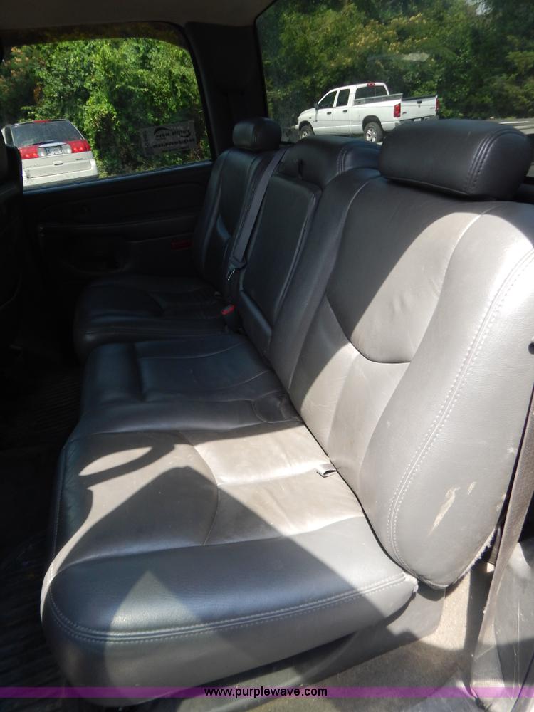 image for item G9467 2006 Chevrolet Silverado 2500HD pickup truck