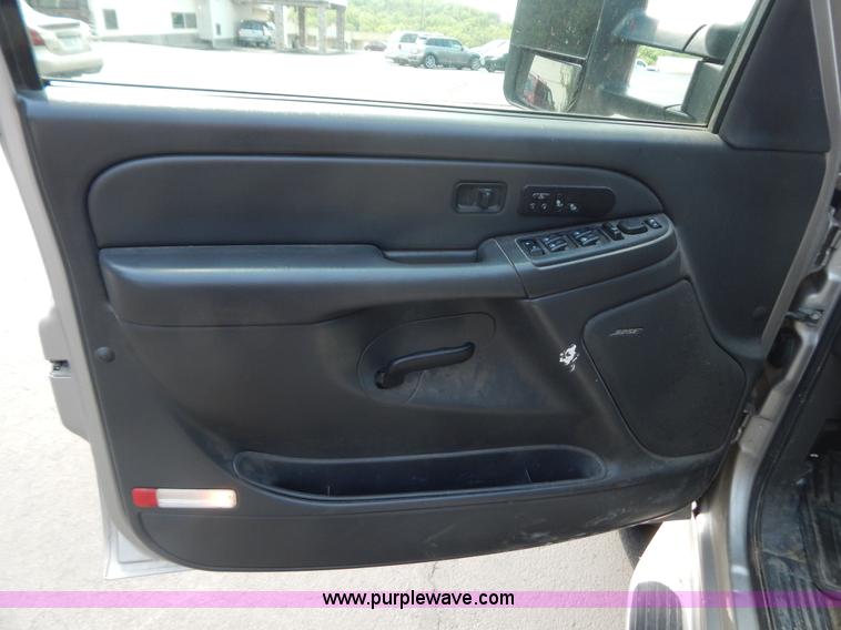 image for item G9467 2006 Chevrolet Silverado 2500HD pickup truck