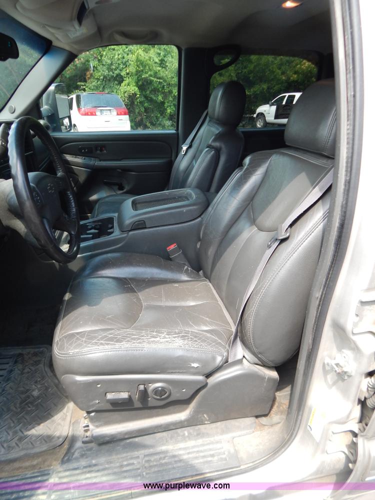 image for item G9467 2006 Chevrolet Silverado 2500HD pickup truck