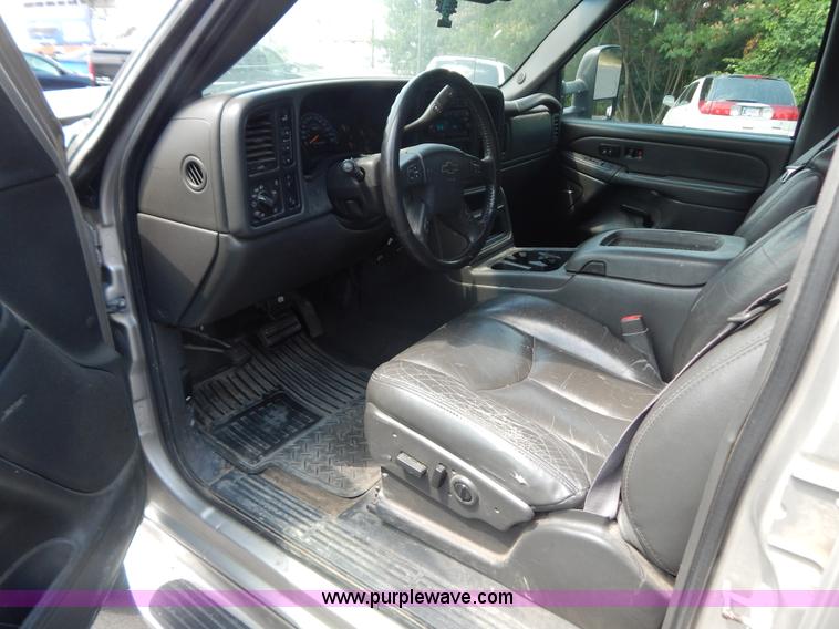image for item G9467 2006 Chevrolet Silverado 2500HD pickup truck