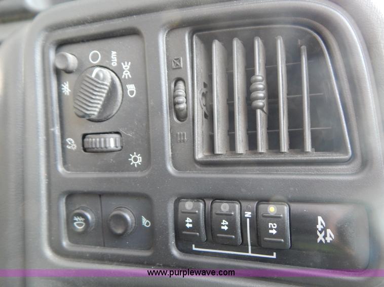 image for item G9467 2006 Chevrolet Silverado 2500HD pickup truck