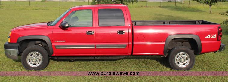 image for item H6843 2004 Chevrolet Silverado 2500HD Crew Cab pickup truck