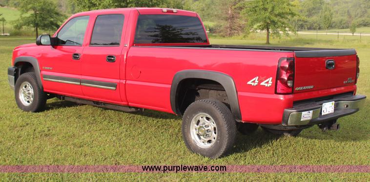 image for item H6843 2004 Chevrolet Silverado 2500HD Crew Cab pickup truck