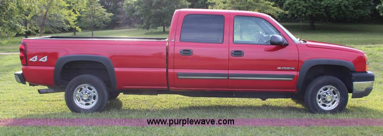 image for item H6843 2004 Chevrolet Silverado 2500HD Crew Cab pickup truck