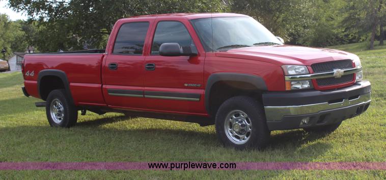 image for item H6843 2004 Chevrolet Silverado 2500HD Crew Cab pickup truck