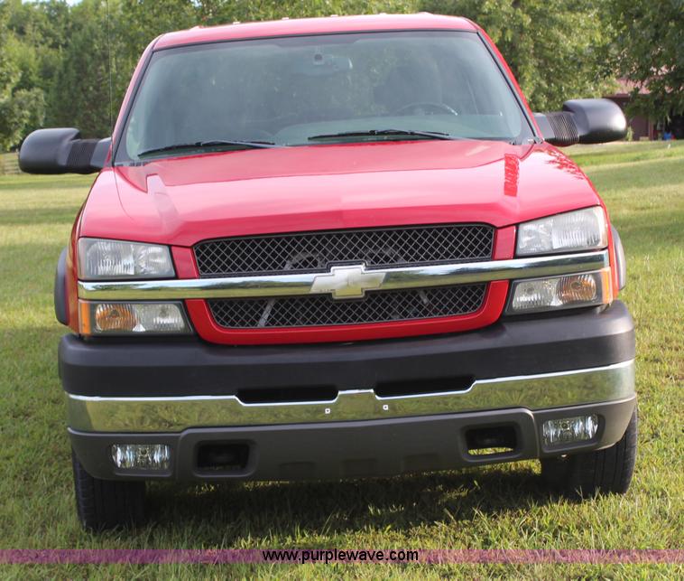 image for item H6843 2004 Chevrolet Silverado 2500HD Crew Cab pickup truck