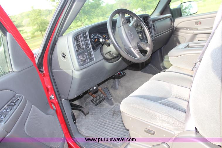 image for item H6843 2004 Chevrolet Silverado 2500HD Crew Cab pickup truck