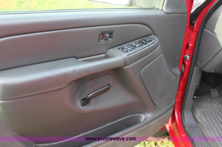 image for item H6843 2004 Chevrolet Silverado 2500HD Crew Cab pickup truck