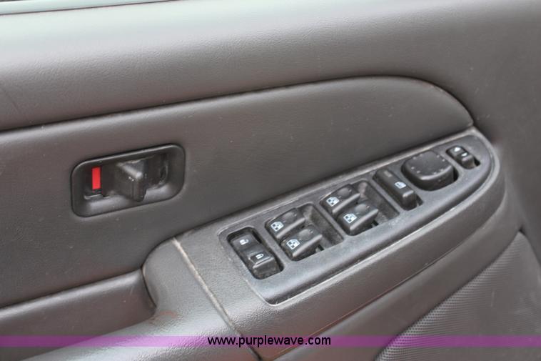 image for item H6843 2004 Chevrolet Silverado 2500HD Crew Cab pickup truck