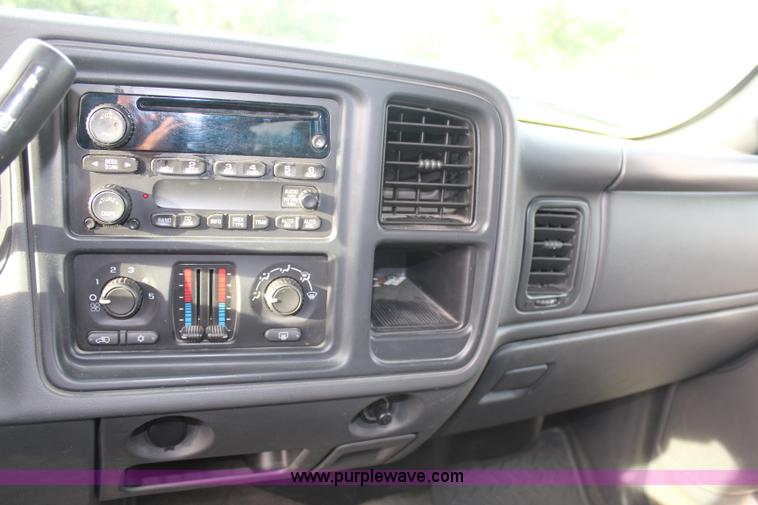 image for item H6843 2004 Chevrolet Silverado 2500HD Crew Cab pickup truck