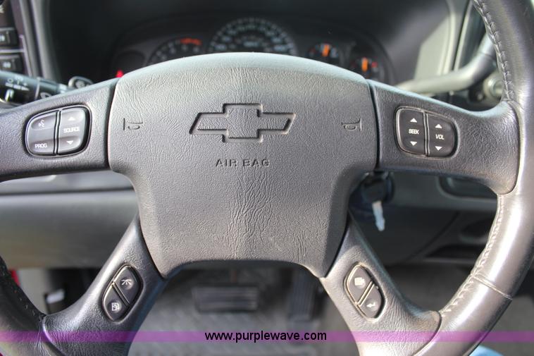 image for item H6843 2004 Chevrolet Silverado 2500HD Crew Cab pickup truck