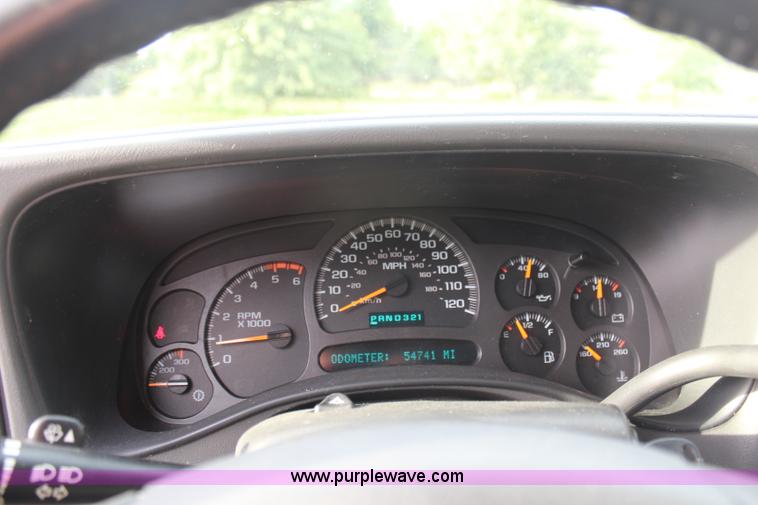 image for item H6843 2004 Chevrolet Silverado 2500HD Crew Cab pickup truck