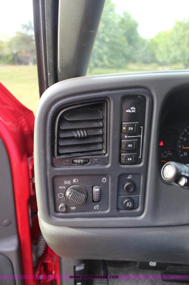 image for item H6843 2004 Chevrolet Silverado 2500HD Crew Cab pickup truck