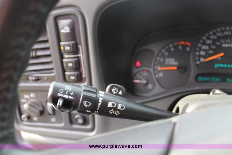 image for item H6843 2004 Chevrolet Silverado 2500HD Crew Cab pickup truck