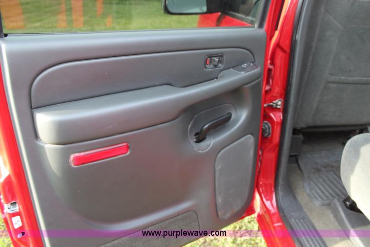 image for item H6843 2004 Chevrolet Silverado 2500HD Crew Cab pickup truck