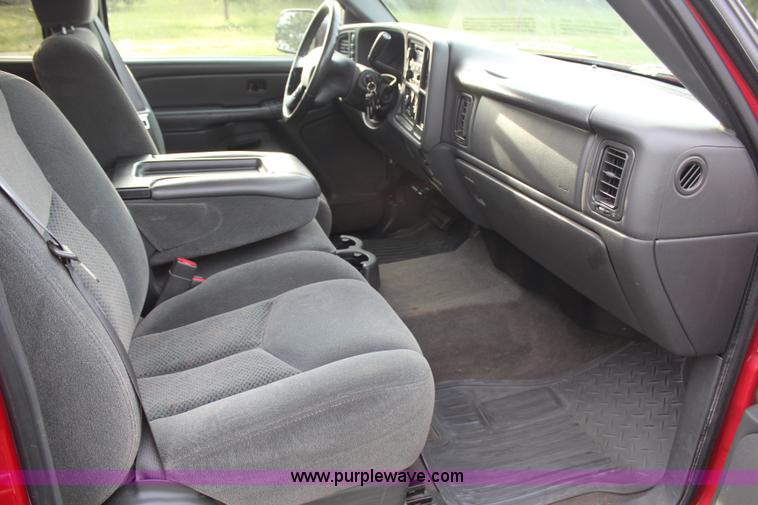 image for item H6843 2004 Chevrolet Silverado 2500HD Crew Cab pickup truck