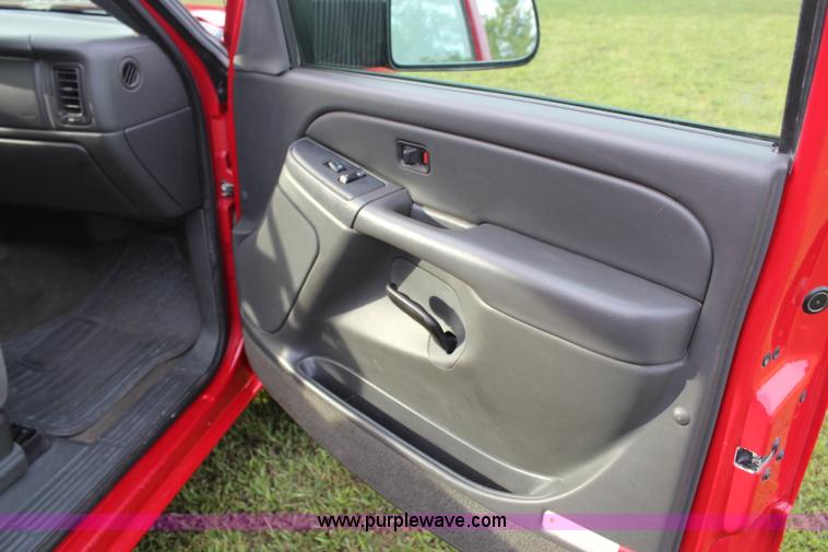 image for item H6843 2004 Chevrolet Silverado 2500HD Crew Cab pickup truck