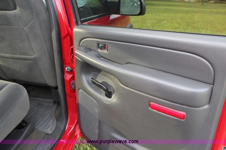 image for item H6843 2004 Chevrolet Silverado 2500HD Crew Cab pickup truck