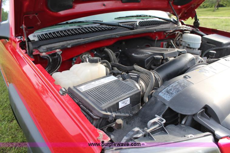 image for item H6843 2004 Chevrolet Silverado 2500HD Crew Cab pickup truck