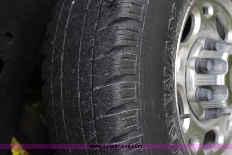 image for item H6843 2004 Chevrolet Silverado 2500HD Crew Cab pickup truck