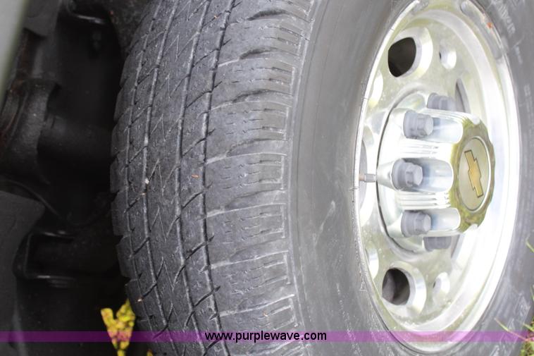 image for item H6843 2004 Chevrolet Silverado 2500HD Crew Cab pickup truck