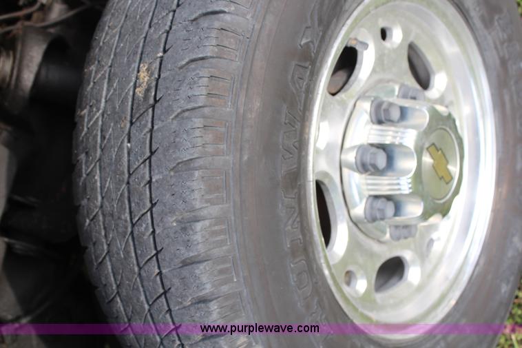 image for item H6843 2004 Chevrolet Silverado 2500HD Crew Cab pickup truck