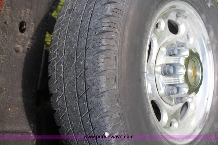 image for item H6843 2004 Chevrolet Silverado 2500HD Crew Cab pickup truck