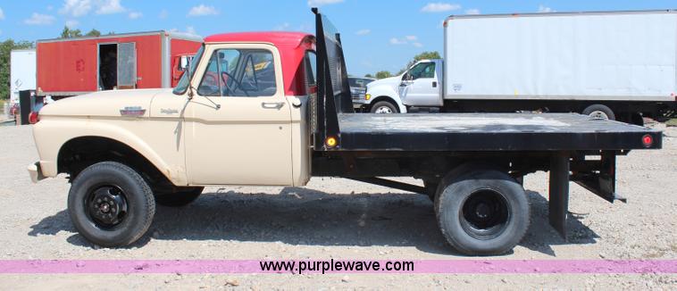 image for item H6923 1964 Ford F350 flatbed truck
