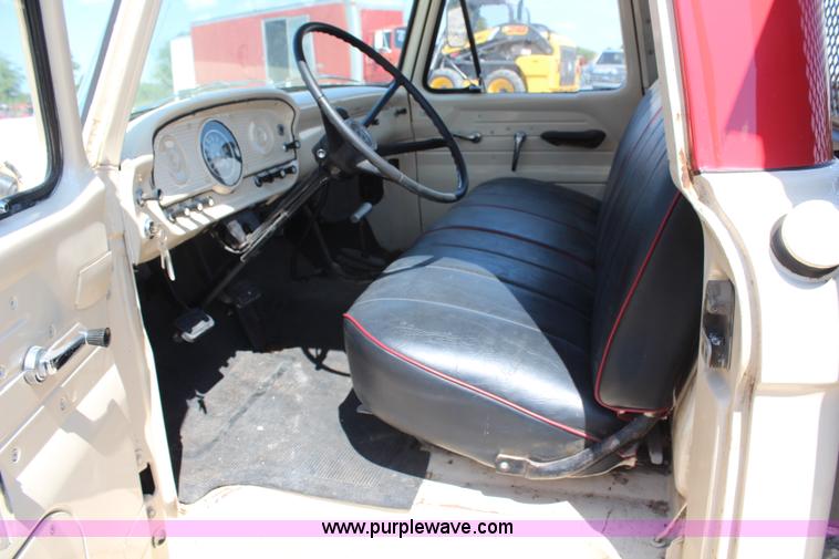 image for item H6923 1964 Ford F350 flatbed truck