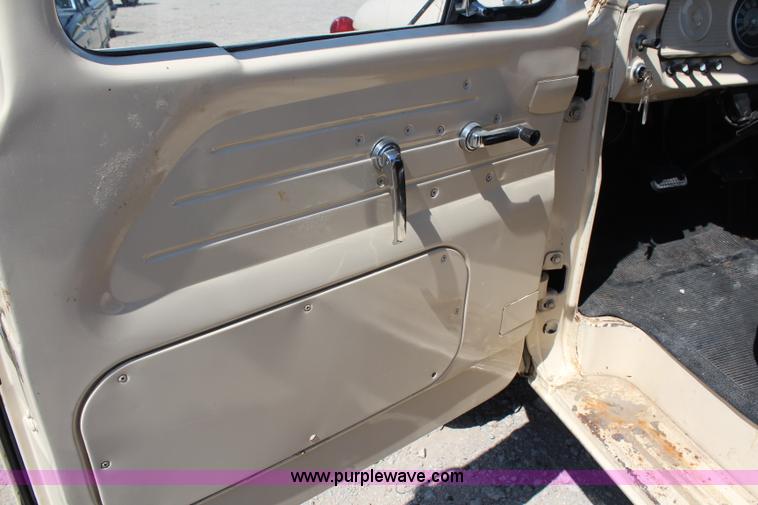 image for item H6923 1964 Ford F350 flatbed truck