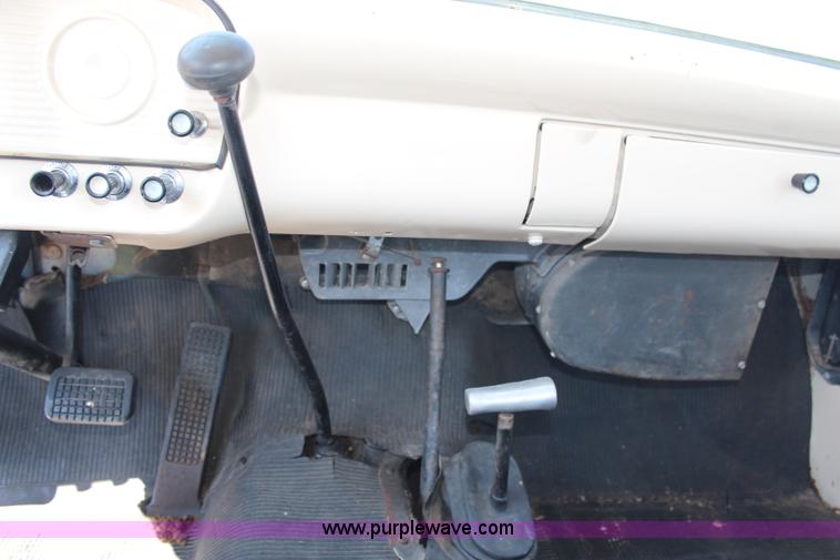 image for item H6923 1964 Ford F350 flatbed truck