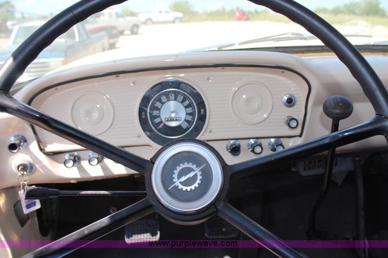 image for item H6923 1964 Ford F350 flatbed truck