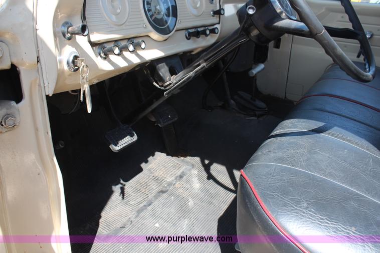 image for item H6923 1964 Ford F350 flatbed truck