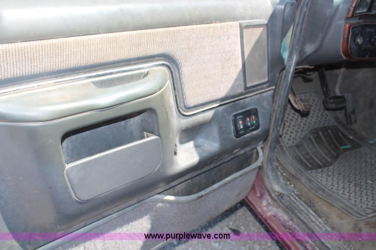 image for item H6930 1990 Ford F150 pickup truck