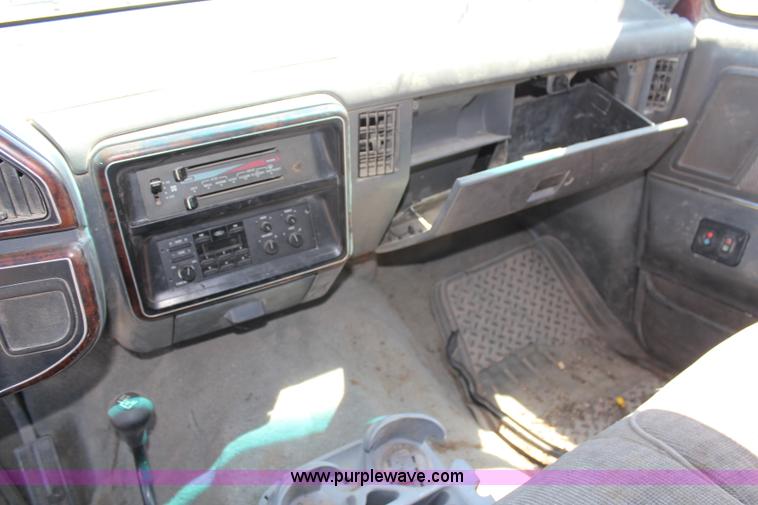 image for item H6930 1990 Ford F150 pickup truck