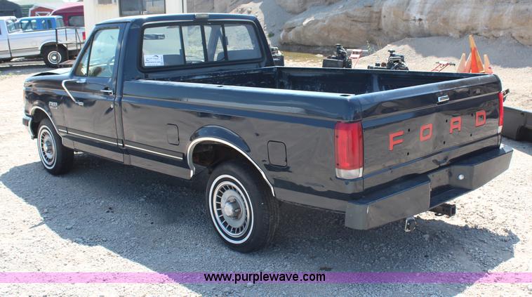 image for item H6931 1989 Ford F150 XLT pickup truck