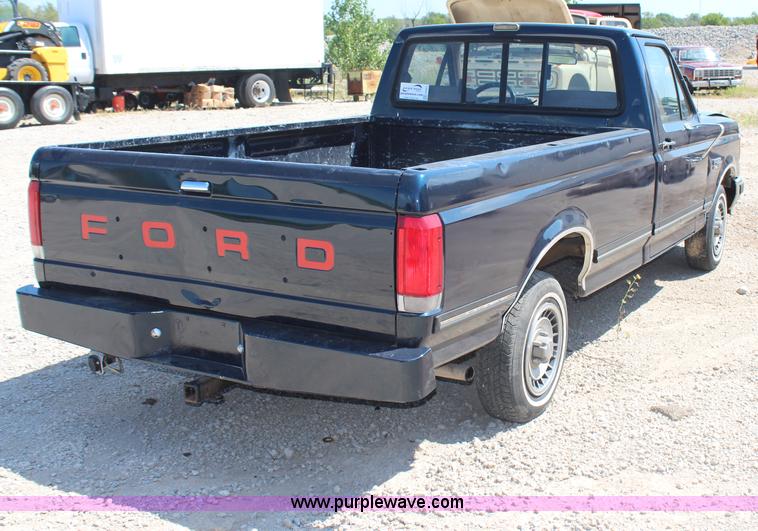 image for item H6931 1989 Ford F150 XLT pickup truck