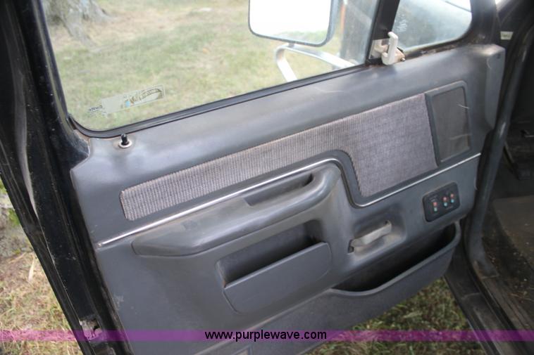 image for item H7333 1990 Ford F150 Lariat pickup truck