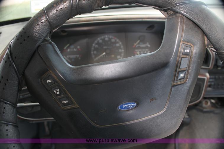 image for item H7333 1990 Ford F150 Lariat pickup truck