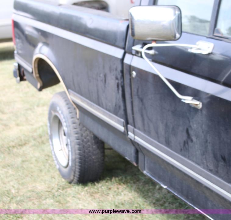 image for item H7333 1990 Ford F150 Lariat pickup truck