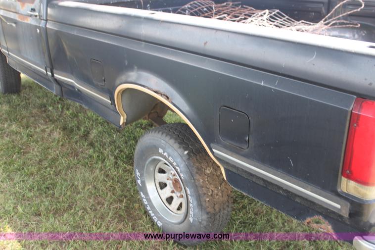 image for item H7333 1990 Ford F150 Lariat pickup truck